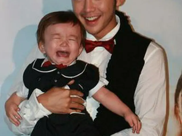 映画『赤ちゃんと僕』のマスコミ試写会で、俳優のチャン・グンソク＝2008年7月31日、ソウル（聯合）