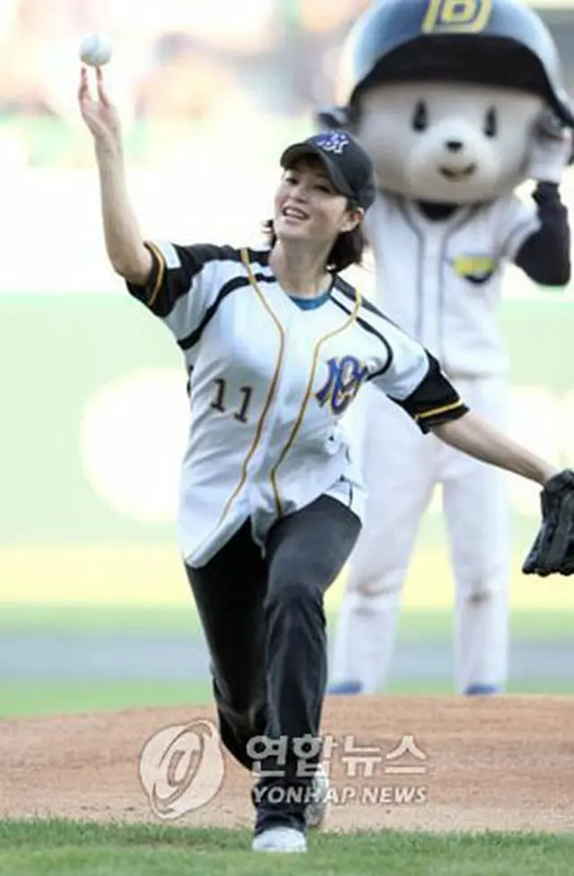 プロ野球オールスター戦で、映画女優キム・ヘスが始球式に登場した＝2008年8月3日、仁川（聯合）