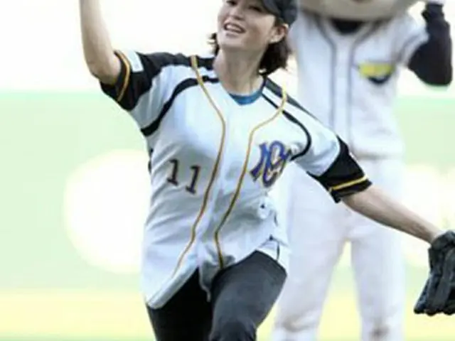 プロ野球オールスター戦で、映画女優キム・ヘスが始球式に登場した＝2008年8月3日、仁川（聯合）