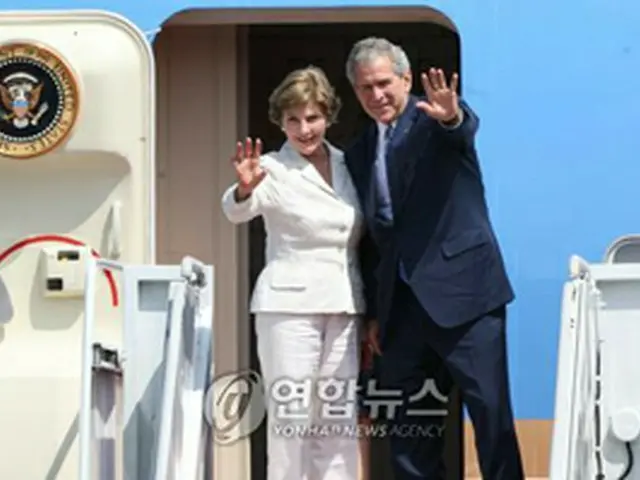 訪韓日程を終え、韓国を後にするブッシュ大統領夫妻＝6日、城南（聯合）