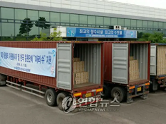 先月末、ソウルの浄水センターで荷積みされるアリ水＝（聯合）