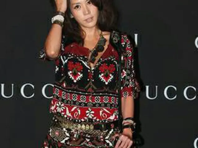 ＜グッチ＞春夏コレクションを観覧しに訪れた女優のキム・ジョンウン＝2008年8月7日、ソウル（聯合）