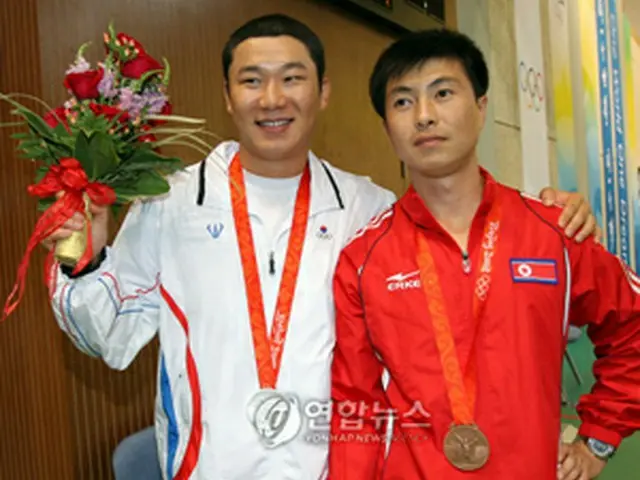 銀のチン・ジョンオ（左）と銅のキム・ジョンス＝9日、北京（聯合）