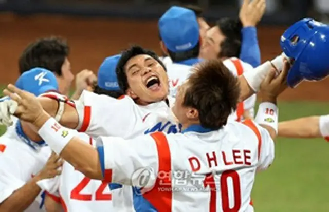 勝利に沸く韓国代表＝13日、北京（聯合）