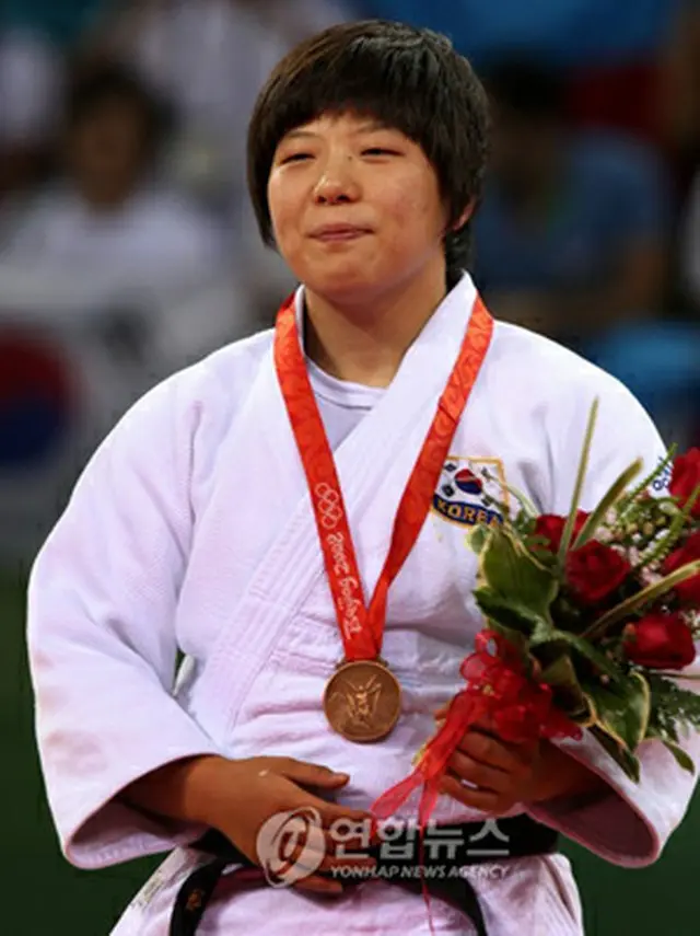 メダル授与式のチョン・ギョンミ＝14日、北京（聯合）