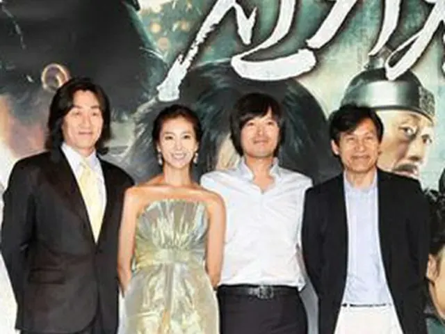映画『神機箭』の制作報告会で、左からホ・ジュノ、ハン・ウンジョン、チョン・ジェヨン、アン・ソンギ＝2008年8月18日、ソウル（聯合）