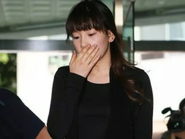 交通事故で死亡したモデルで俳優のイオンの通夜に駆けつけた、アイドルグループ＜少女時代＞のテヨン＝2008年8月21日、ソウル（聯合）