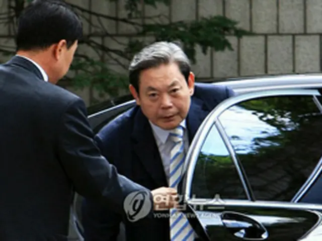 法廷に向かう李前会長＝25日、ソウル（聯合）