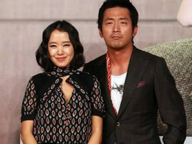 韓国映画『素敵な一日』の制作報告会に出席した主演のチョン・ドヨンとハ・ジョンウ＝2008年8月26日、ソウル（聯合）