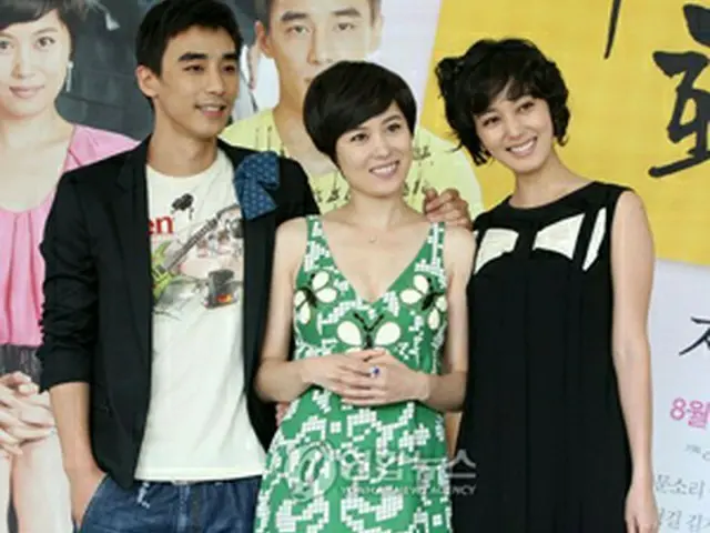 MBCの新ドラマ『私の人生の黄金期』制作発表会で、左からチン・イハン、ムン・ソリ、イ・ソヨン＝2008年8月27日、ソウル（聯合）
