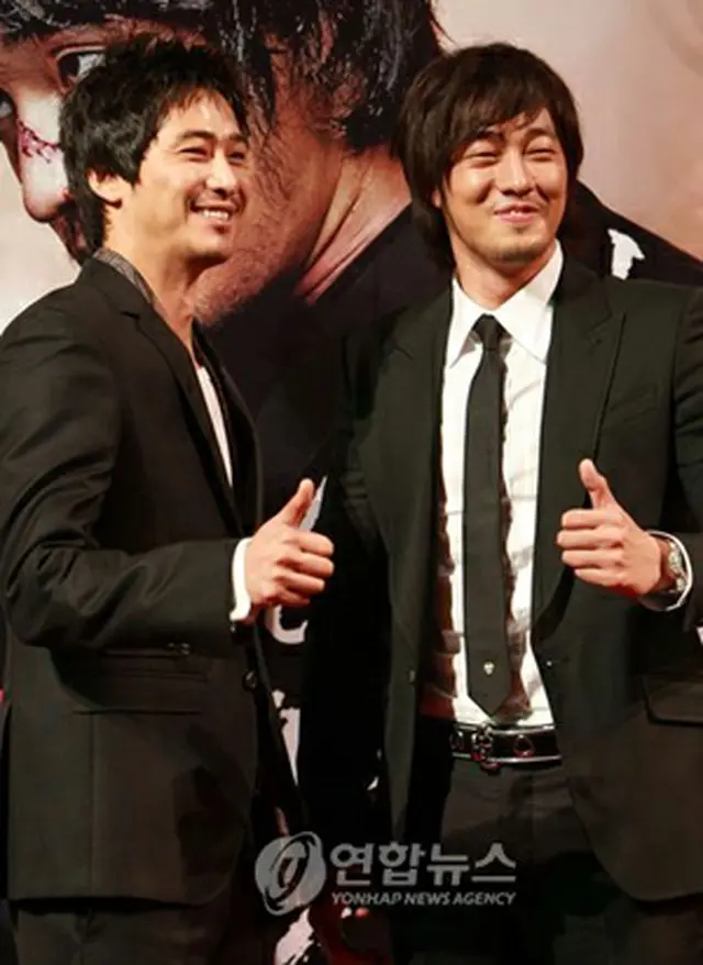 新作映画『映画は映画だ』のメディア向け試写会で、主演のソ・ジソブ（右）とカン・ジファン＝2008年8月27日、ソウル（聯合）