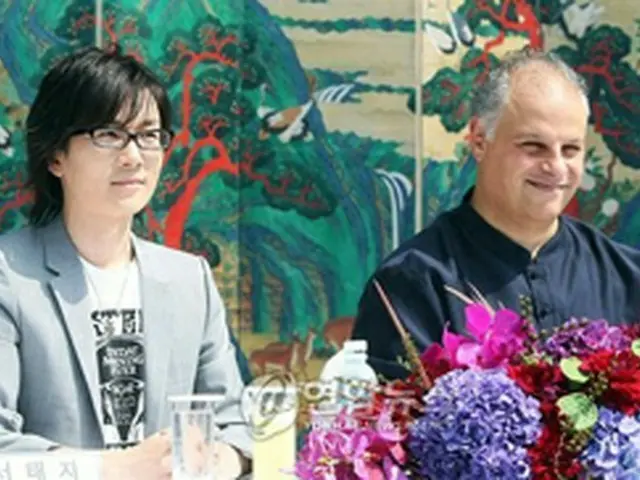 ソ・テジ（左）とカシフ氏＝29日、ソウル（聯合）