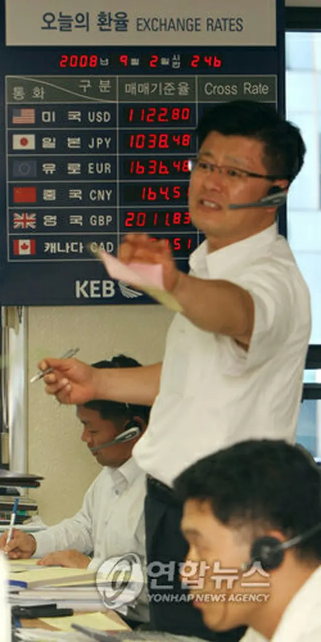 奔走する外換銀行本店のディーラーら＝2日、ソウル（聯合）