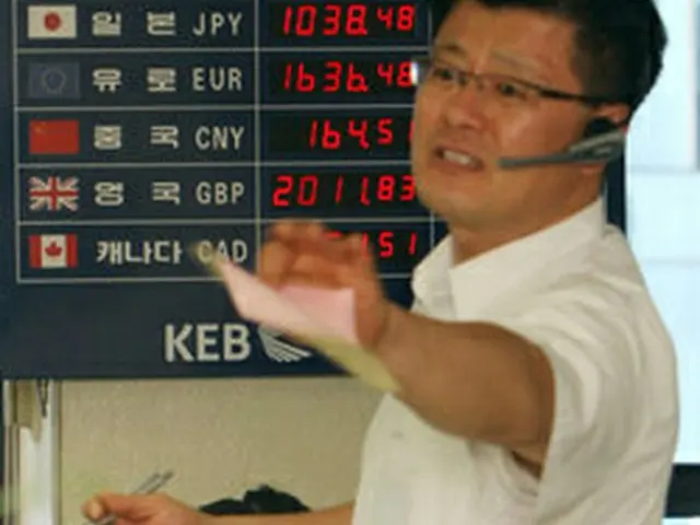奔走する外換銀行本店のディーラーら＝2日、ソウル（聯合）