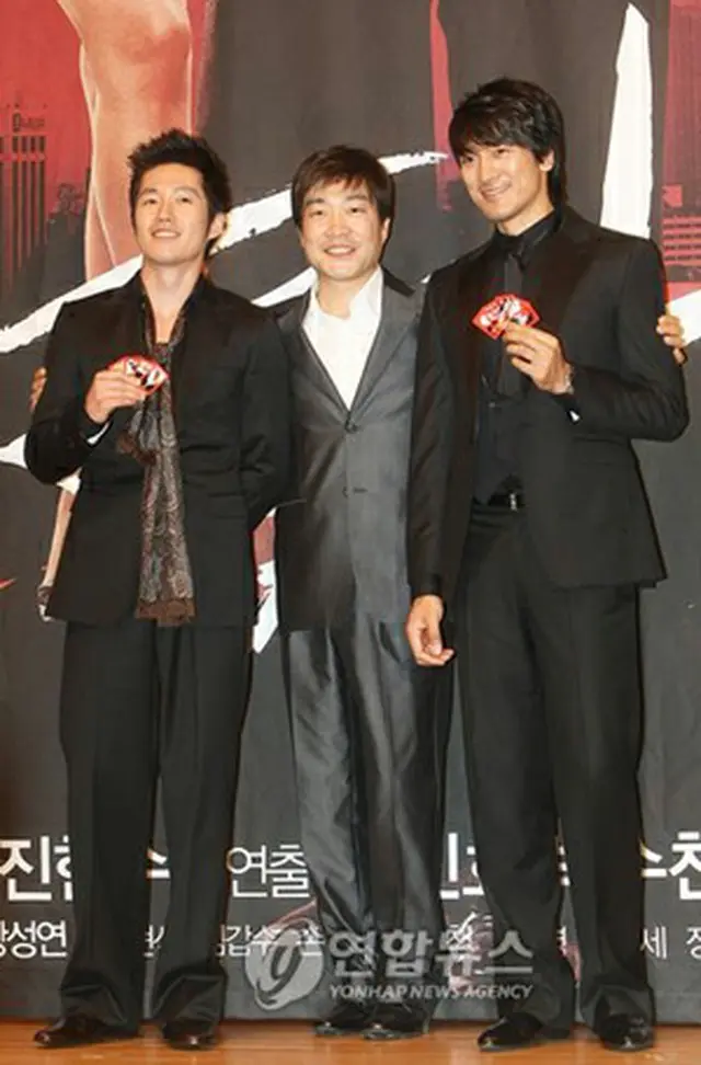 SBS新ドラマ『イカサマ師』の制作発表会で、左からチャン・ヒョク、ソン・ヒョンジュ、キム・ミンジュン＝2008年9月8日、ソウル（聯合）