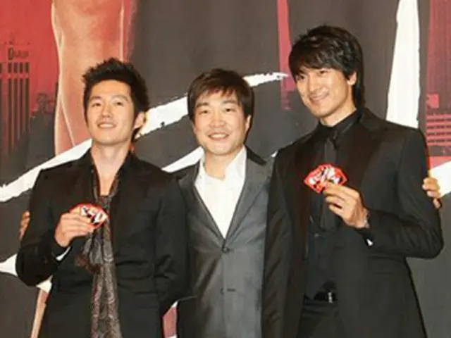 SBS新ドラマ『イカサマ師』の制作発表会で、左からチャン・ヒョク、ソン・ヒョンジュ、キム・ミンジュン＝2008年9月8日、ソウル（聯合）