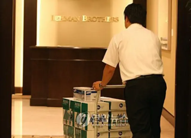 リーマン・ブラザーズ韓国支社では関係者が慌しい動きを見せている＝16日、ソウル（聯合）