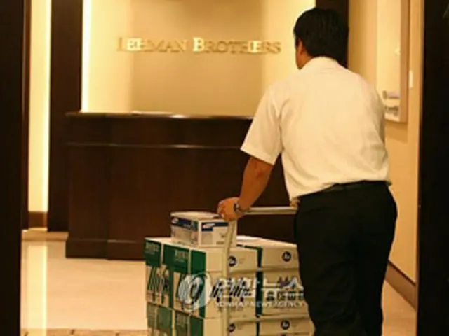 リーマン・ブラザーズ韓国支社では関係者が慌しい動きを見せている＝16日、ソウル（聯合）