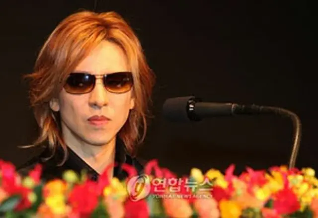 記者会見で今後の活動計画を説明するYOSHIKI＝19日、ソウル（聯合）