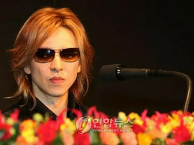 記者会見で今後の活動計画を説明するYOSHIKI＝19日、ソウル（聯合）