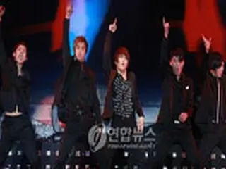 ＜東方神起＞が市庁前広場で無料公演　2万5千人を魅了