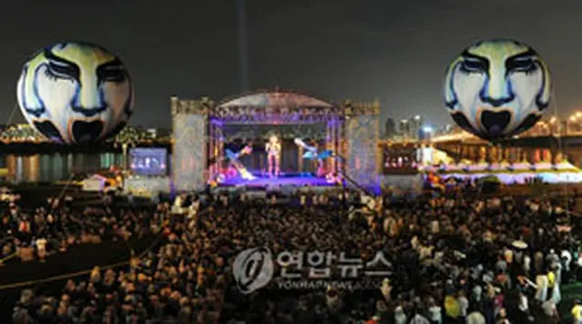 8月に行われた夏祭り開幕公演のようす（ソウル市庁提供）＝（聯合）