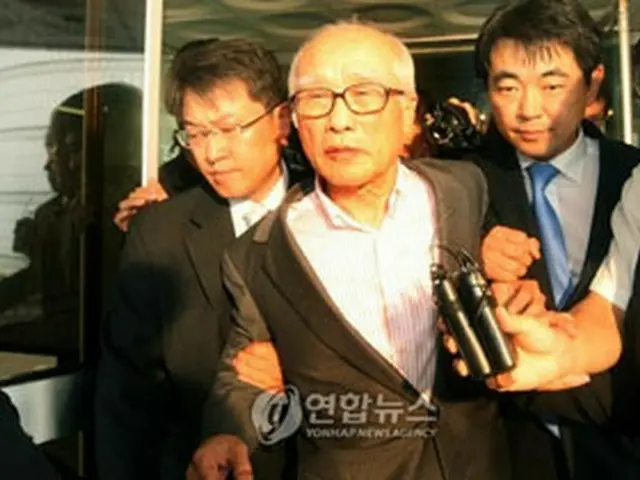 金宇中元大宇グループ会長。写真は13日の公判後=(聯合)