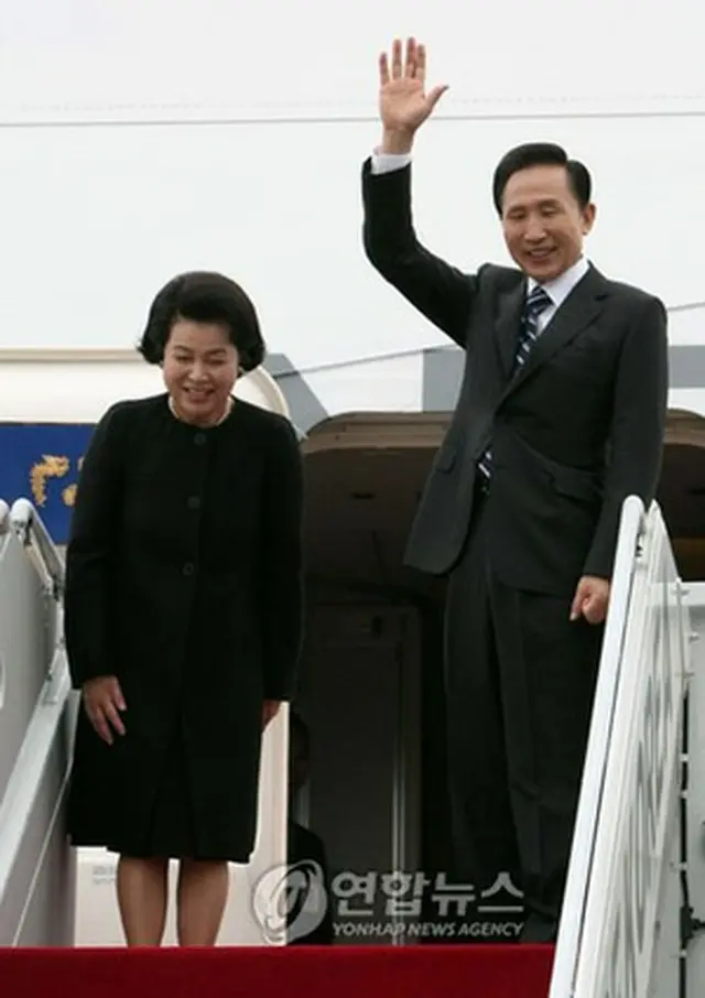 振る李明博大統領と金潤玉夫人＝28日、城南（聯合）