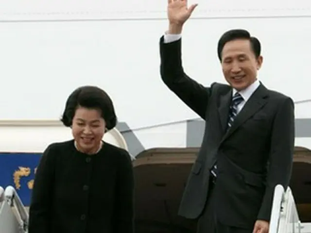 振る李明博大統領と金潤玉夫人＝28日、城南（聯合）