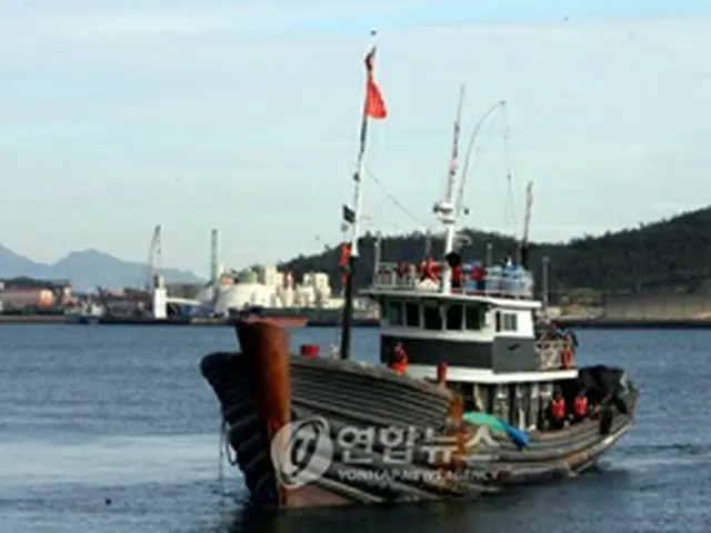 木浦海洋警察埠頭（ふとう）に押送される中国漁船＝27日、木浦（聯合）