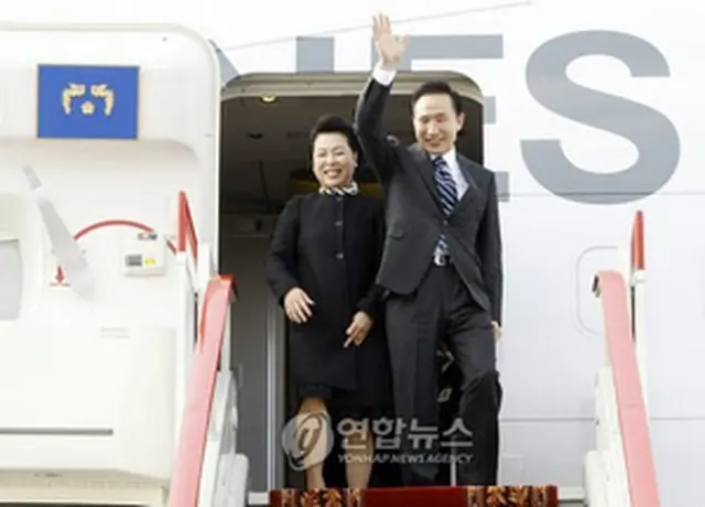 モスクワの空港に到着した李大統領夫妻＝28日、モスクワ（聯合）