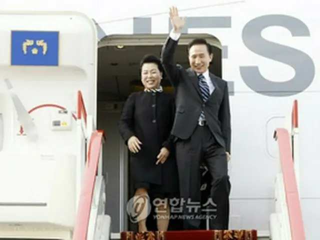 モスクワの空港に到着した李大統領夫妻＝28日、モスクワ（聯合）