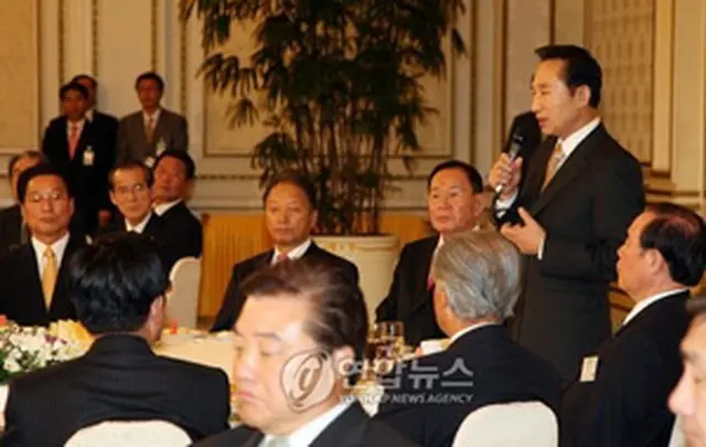 民団幹部を招いての懇談会であいさつをする李大統領＝6日、ソウル（聯合）