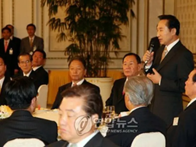 民団幹部を招いての懇談会であいさつをする李大統領＝6日、ソウル（聯合）