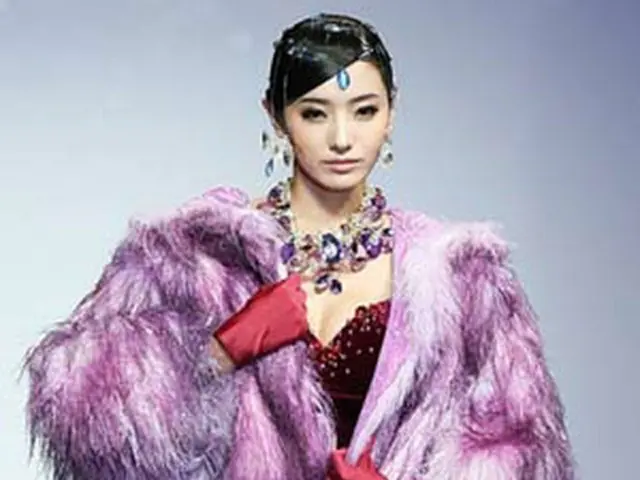 仁川・松島国際都市で開かれたアンドレ・キムのファッションショーで、モデルを務める女優のハン・チェヨン＝2008年10月7日、仁川（聯合）
