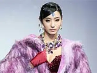 アンドレ・キムのファッションショーでモデルを務めたハン・チェヨン