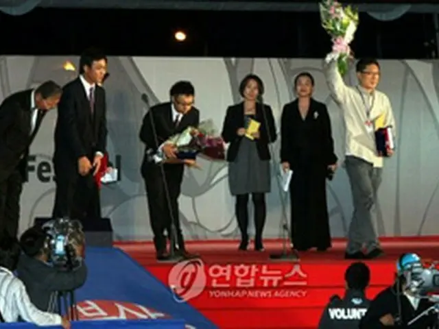 観客にあいさつするニュー・カレンツ・アワード受賞作の監督=10日、釜山(聯合)