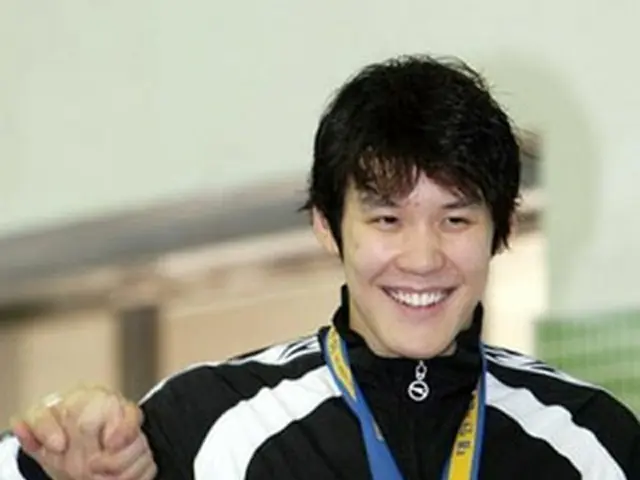 表彰台で明るい笑顔を見せるパク・テファン選手＝16日、木浦（聯合）