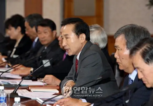会議を主宰する李大統領＝20日、ソウル（聯合）