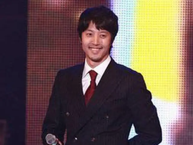 ＜2008ソウル韓流フェスティバル＞アジアエイド・コンサートに出席した俳優イ・ドンゴン＝2008年10月24日、ソウル（聯合）