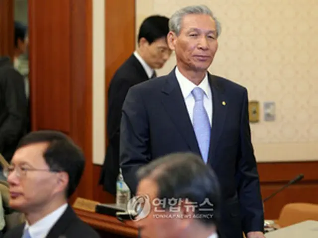 金融通貨委員会の会議場に入る韓国銀行の李成太総裁＝27日、ソウル（聯合）