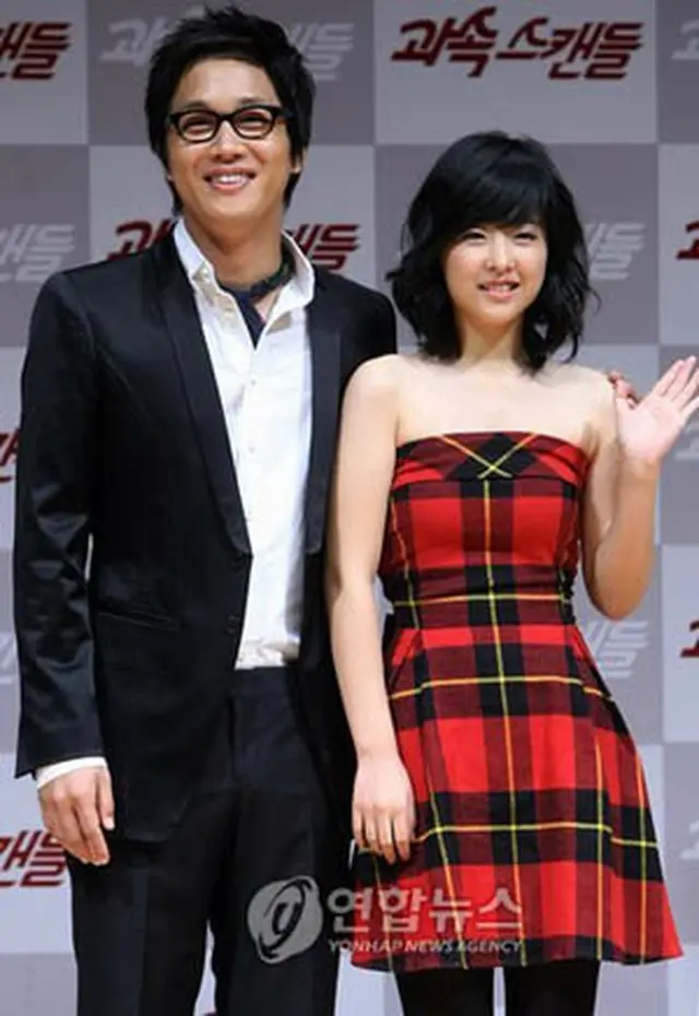 韓国映画『過速スキャンダル』の制作報告会で、主演のチャ・テヒョンとパク・ボヨン＝2008年10月27日、ソウル（聯合）