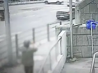 警察署の前に「両手を上げて歩く女性」…警察官が救う＝韓国