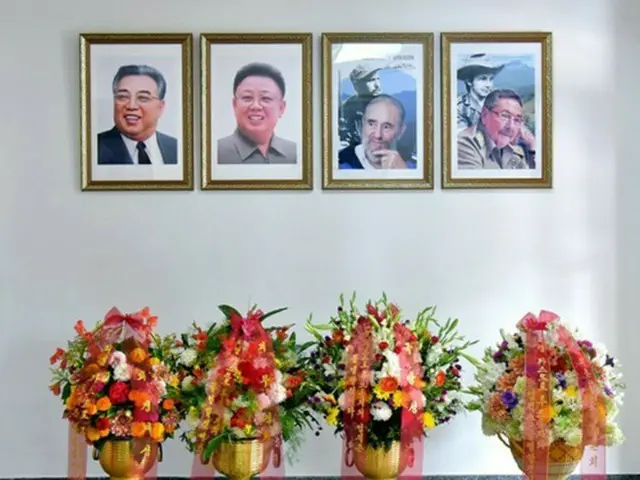在北朝鮮キューバ大使館に掲げられている金日成主席（左端）、金正日総書記（左から２番目）の写真＝（朝鮮中央通信＝聯合ニュース）≪転載・転用禁止≫