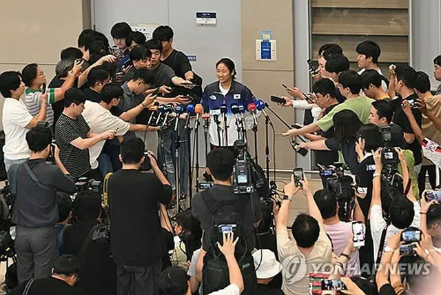 仁川国際空港に到着したバドミントン女子の安洗塋＝７日、仁川（聯合ニュース）