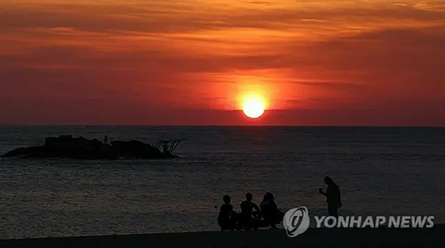 韓国北東部、江原道・江陵の鏡浦海水浴場から望む日の出＝２３日、江陵（聯合ニュース）