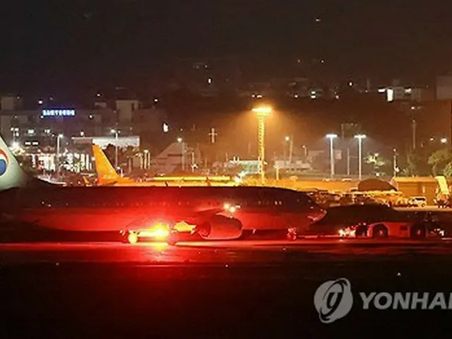 済州空港の滑走路で立ち往生した大韓航空機＝２６日、済州（聯合ニュース）