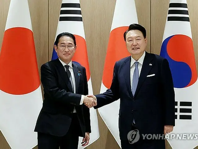 会談で握手を交わす尹大統領（右）と岸田首相＝６日、ソウル（聯合ニュース）