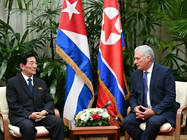 キューバのディアスカネル大統領（右）と面会する北朝鮮のハン・スチョル駐キューバ大使（キューバ大統領府ホームページより）＝（聯合ニュース）≪転載・転用禁止≫