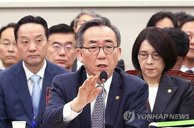 国会で開かれた国政監査で答弁する＝７日、ソウル（聯合ニュース）